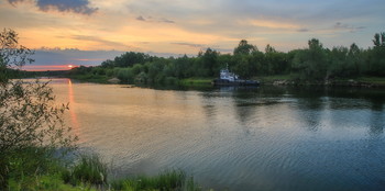 Смущённо солнце облаком прикрылось... / На рассвете.