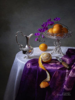 Натюрморт в оранжево- пурпурных тонах / натюрморт с фруктами и веткой орхидеи фаленопсис