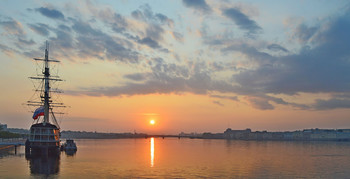 Восход над Невой............ / Петербург. Река Нева. Сентябрь