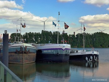 Hamburg / Слайд-шоу Берег Эльбы:

https://www.youtube.com/watch?v=_8iY4QcGL-A&amp;t=8s https://www.youtube.com/watch?v=EVMHpH6SJxA

Корабли на Эльбе:

https://www.youtube.com/watch?v=DA7DProSV6o&amp;list=UUEOp3amNaNT0205lPmdFi8w&amp;index=19

Портовый центр и складской район Гамбурга:

https://www.youtube.com/watch?v=i0kxa-sex6o

https://www.youtube.com/channel/UCEOp3amNaNT0205lPmdFi8w/videos?

https://www.youtube.com/watch?v=IGn-NNqkBL0


Альбом «Лайнеры, парусники, пароходы»: http://fotokto.ru/id156888/photo?album=62974