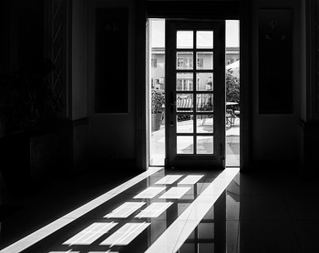 Этюд двери и света / Отель Хаятт, Баку
