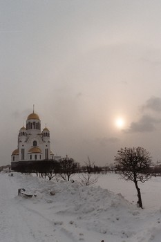 Жизнь продолжается... [«Blizzard»] / Blizzard. February. Yekaterinburg. View of the Temple Savior-on-Blood.
Variations on a theme «...with a film across Russia»
Variations on a theme «My Yekaterinburg»
Film: Kodak Gold 200 (exp. 08.2014)
(Version: no color correction. In mode as is)
Photo taken: 03/02/2017
--
И версия этого же кадра, отсканированная на другом сканере: Nikon Super Coolscan 5000 ED. Во всех случаях это оригинальные сканы, не тронутые цветокоррекцией и подгонкой уровней и кривых.
http://photos.lifeisphoto.ru/PhotoVariants/198/1980282-104757-0.jpg