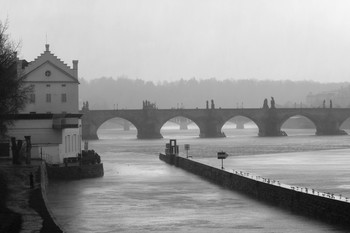Старое Место / Средневековый мост в Праге через реку Влтаву - Карлов мост.