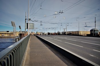 Карантинная пятница / Санкт-Петербург. Тучков мост. Безлюдный пейзаж.