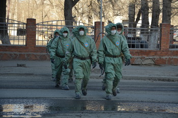 Карантинная пятница / Казахстан.Люди в защитных костюмах направляются на дезинфекцию улиц.