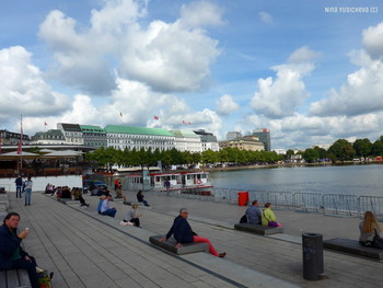 Alstervergnügen 2017. Hamburg / Alstervergnügen (дословно: Альстер-удовольствие : ) - ежегодный фестиваль на озере Альстер в Гамбурге, в начале сентября, длится несколько дней. Яркие ларьки с предметами прикладного искусства, павильоны с кулинарными изысками, развлечения для взрослых и детей, выступления и шоу предлагаются в эти дни жителям Гамбурга и гостям города. Каждый вечер фейерверки, живая музыка, веселье.
Alstervergnügen 2017. Hamburg
https://www.youtube.com/watch?v=PZXeb1sykTk

Alster am Abend
https://www.youtube.com/watch?v=YdvFUdm0nQ0

Alster Hamburg
https://www.youtube.com/watch?v=shvDCXIyNb0&amp;pbjreload=10

Альбом «Лайнеры, парусники, пароходы»: http://fotokto.ru/id156888/photo?album=62974
Альбом «Гамбург. Озеро Альстер: http://fotokto.ru/id156888/photo?album=62939