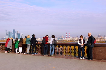 Уважаемые Москвичи и гости столицы / На смотровой площадке - Воробьёвы горы