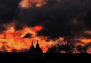 &quot;Грозна и могуча по небу несется тяжелая туча...&quot; / &quot;Сурова, угрюма, - с нахмуренным ликом,
 На мир она смотрит в молчании диком,
 И грустно, и душно ей в небе родном,
 И вид ее гневный исполнен угрозы;
 В свинцовых глазах ее сомкнуты слезы;
 Меж ребрами пламя, под мышками гром ...&quot;
 В.Бенедиктов