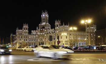 Дворец коммуникаций / Одно из самых красивых зданий Мадрида. Ранее здесь располагались почта, телеграф и телефон. Сейчас это выставочный зал и культурный памятник. Интересно, мне одному это напоминает сталинский ампир?