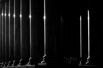 Исаакий / Редкий луч солнца на колоннах собора