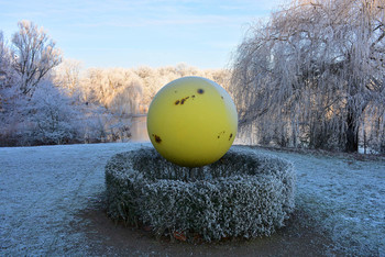&nbsp; / Diese gelbe Kugel soll die Sonne darstellen, sie steht bei uns im schönen Allerpark an einem See