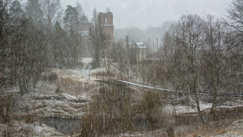 Пейзаж с мостом и старыми постройками в непогоду / ***