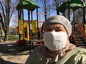 на самоизоляции / Калужский микрорайон Турынино-2, скверик возле культурно-досугового центра; абсолютная изоляция: нет ни одного человека; только детские качели одиноко раскачивает ветер, словно в Чернобыле.