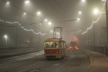 Первый трамвай...*. / Туманное утро...