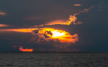 Закат, как иллюстрация к сказке "Золушка" Шарля Перро. / "Неужели на самом деле уже полночь? Но часы неумолимо пробили двенадцать раз." 
Золушка. Шарль Перро.