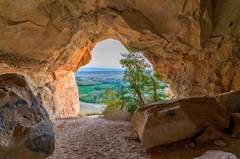 &nbsp; / Пещера в теле Белой скалы, Крым, Белогорск, в вечернем свете