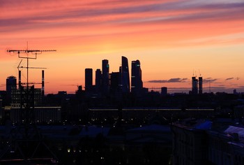 Огненный закат над Москвой / Сегодня вечер порадовал яркими, сочными красками. 
Сижу дома, любуюсь очаровательной картинкой.