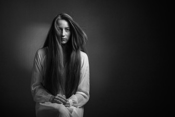 Отрешенность.. / На фото девушка.. Снято в домашних условиях..