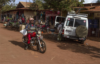 &nbsp; / Улица маленького танзанийского городка.Поверьте, городок побольше ничем не отличается...