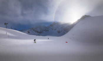 урочище Чимбулак Алматы, свечение гало. / Свечение &quot;гало&quot; в урочище Чимбулак под Алматы.
Горнолыжный курорт. Лыжные трассы вечером после снегопада 25.01.2020 г.