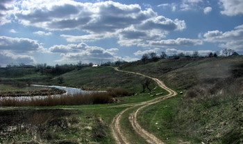 Весенняя дорога / Река,высокий берег,облака