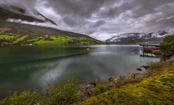 Дождь на озере Гейрангера (Норвегии). / Дождь на озере Гейрангера (Норвегии).