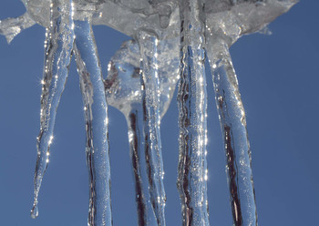 Блистая серебром, сосулька плачет...... / Весна, блистая серебром, сосулька плачет.
Грустно ей, что жизнь так коротка.
И вот из слез течет ручей.
А там уже река, а дальше море, тучи, облака,

Промчалось лето, осень пробежала
Зима прошла, и как всегда весна настала
И нет у жизни ни конца, и ни начала.

Блистая серебром, сосулька плачет......