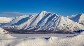Гора Кукисвумчорр. / Кукисвумчорр (саам. «горный массив у длинной долины») — горный массив на Кольском полуострове. Самый большой из входящих в Хибинские горы. Высшая точка — гора Кукисвумчорр (1143 м над уровнем моря). Расположен в центре Хибин.