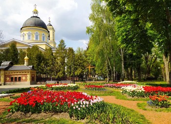 В уютном парке тишь и благодать / Весна целыми днями украшала городской парк на берегу реки...