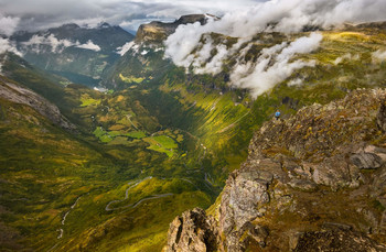 ФОТОГРАФ НАД ДОЛИНОЙ ГЕЙРАНГЕРА / Фотограф над долиной Гейрангер-фьорд. Норвегия.