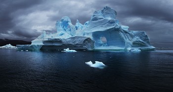 АЙСБЕРГ / АТЛАНТИЧЕСКИЙ ОКЕАН У БЕРЕГОВ ГРЕНЛАНДИИ