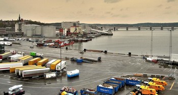 Морской порт Стокгольма / Стокго́льм— столица и крупнейший город Швеции. Расположен на протоках, соединяющих озеро Меларен с Балтийским морем. В черту города входит 14 островов. Морской порт Стокгольма является одним из самых значимых на Балтике. Вид порта с 12-ой палубы круизного лайнера.