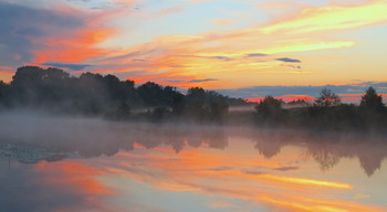 После заката. / Туман и цветные облака после захода солнца на озере Сосновое.