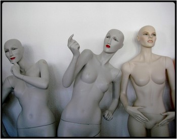 &nbsp; / mannequins in the shop - artificial light