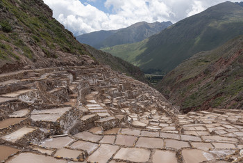 Соляные террасы / Соляные террасы инков в перуанском Марасе - около 3 тыс. небольших бассейнов в Андах, каждый из которых дает до 150 кг соли в месяц.