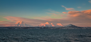три вулкана и сопка / Зимняя Камчатка, вид с судна.