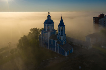 Покровский собор в туманной пелене / Близость реки очень часто порождает туманы. Главное не проспать :)