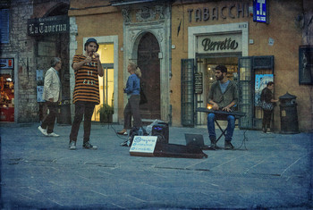 Вечерний концерт уличных музыкантов / Италия, Перуджа
street-foto