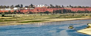 Вид из Тадж-Махала на крепость Агра / Вид из Тадж-Махала на крепость Агра на берегут реки Джамна