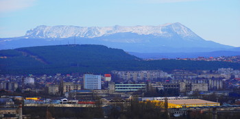 *Взгляд на Четыр-Даг** / Если подняться на плато массива Маршала Жукова в Симферополе,то в хорошую погоду можно увидеть очертания Крымских гор и узнаваемые черты горы Четыр-Даг.Четыр -Даг является одной из визитных карточек Крыма.