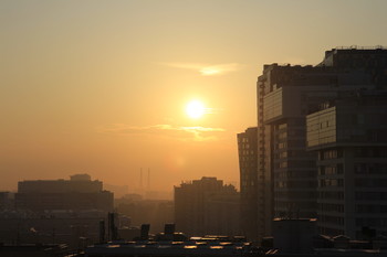 Утренний город / Утро в Москве: дымка надо городом еще не рассеялась. Отблески восходящего солнца скользят по крышам домов.
Город просыпается и мы просыпаемся.