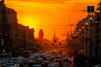 Невский проспект на закате / вид на Невский проспект Санкт-Петербурга весенним вечером. Апрельский закат.