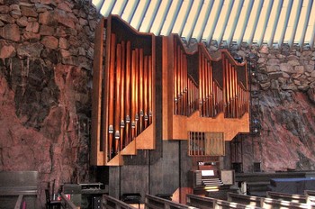 Орган в церкви Темппелиаукио в скале в Хельсинки / Церковь Темппелиаукио в скале в Хельсинки — это самая экстравагантная достопримечательность финской столицы и, пожалуй, одна из самых оригинальных церквей в Северной Европе. Это здание воплощает важнейшую отличительную черту Финляндии — сочетание первозданной природы и высоких технологий: церковь вписана в естественный ландшафт и гармонично сочетается с грубыми скальными поверхностями.

Подробнее: https://e-finland.ru/rest/all-year/tscerkov-v-skale-v-helsinki.html