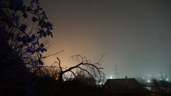 Ночной туман / Плотный туман полностью скрыл очертания города.Слегка пробивался призрачный свет уличных фонарей.