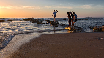 Вместе весело шагать. / Закат на Средиземном море.