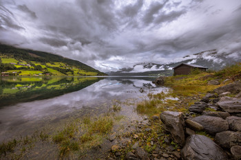 Дождь на озере Гейрангера. Норвежские фьорды. / Дождь на озере Гейрангера. Норвежские фьорды.