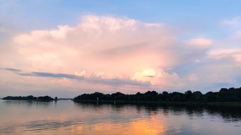 Закат / Спокойный летний закат на Калининградском заливе.