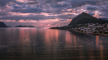 ВЕЧЕРНИЙ ОЛЕСУНН / Вечерний Олесунн. Норвегия. Вот такой малиновый закат был при отплытии из этого прекраснейшего города.