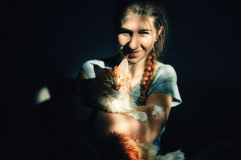 Вечерний портрет. / Источник света: закатное солнце.
Кошка: майнкун Мандаринка.
Девушка: Таня.