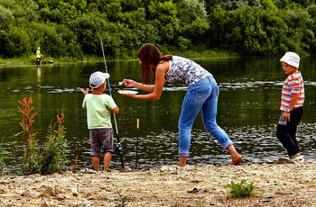 Рыбалка на Оке / В перерывах между клёвом- подкрепление. Сынок рыбку ловит,а мама сынка кормит.